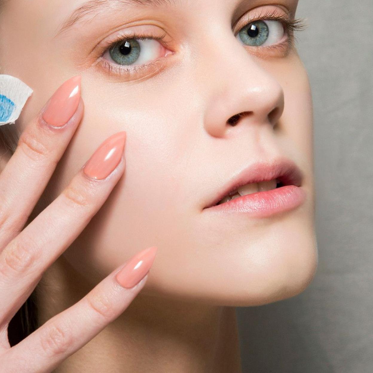 Modelo con color tendencia de uñas para junio