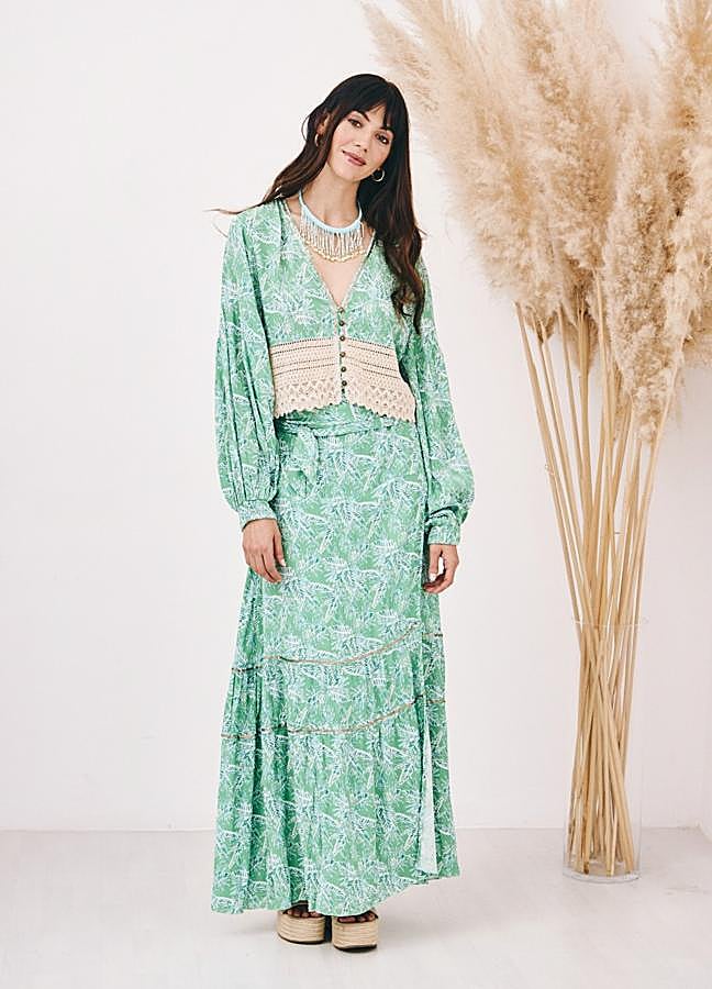 Imagen - Blusa hojas crochet (59€) y Falda pareo larga estampada (75€) de Nekane