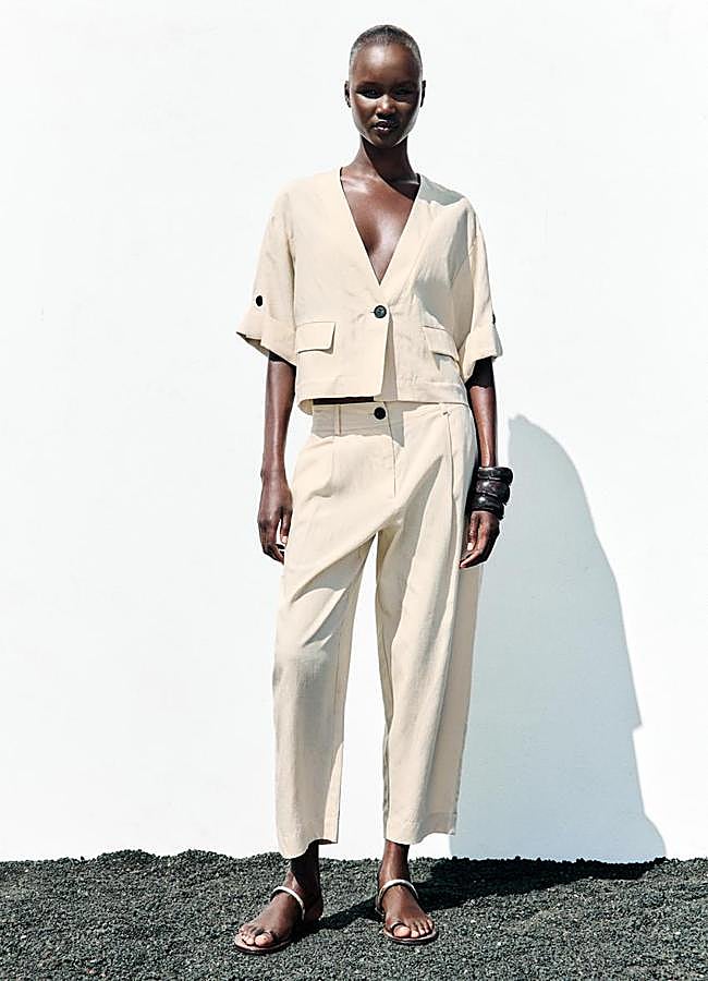 Imagen - Chaqueta manga remangada (29,95€) y Pantalón pinzas cintura elástica (27,95€) de Zara