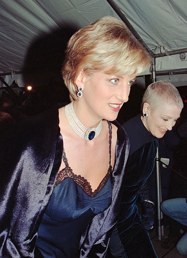 Imagen - Diana de Gales con pendientes de zafiro en 1996. Foto: Gtres