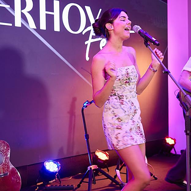 Mafalda Cardenal cantando en el Mujerhoy Fest.