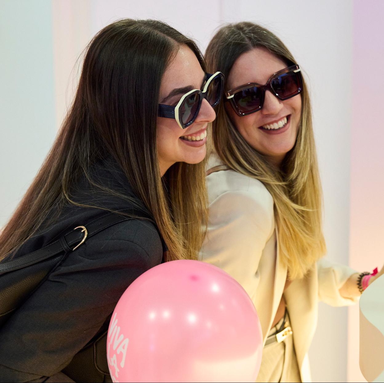 Dos participantes en el Mujerhoy Fest 2025.