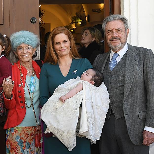 Francisco de Borbón y la princesa Beatrice, con su hija Olivia en el bautizo de su hijo Francisco, en 2018. 
