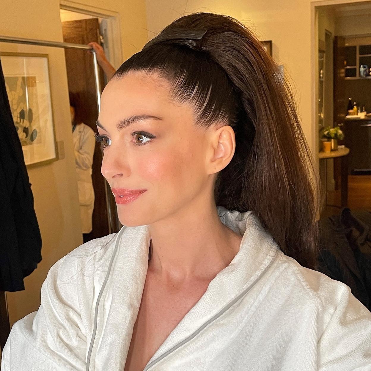 Anne Hathaway con una piel rejuvenecida.