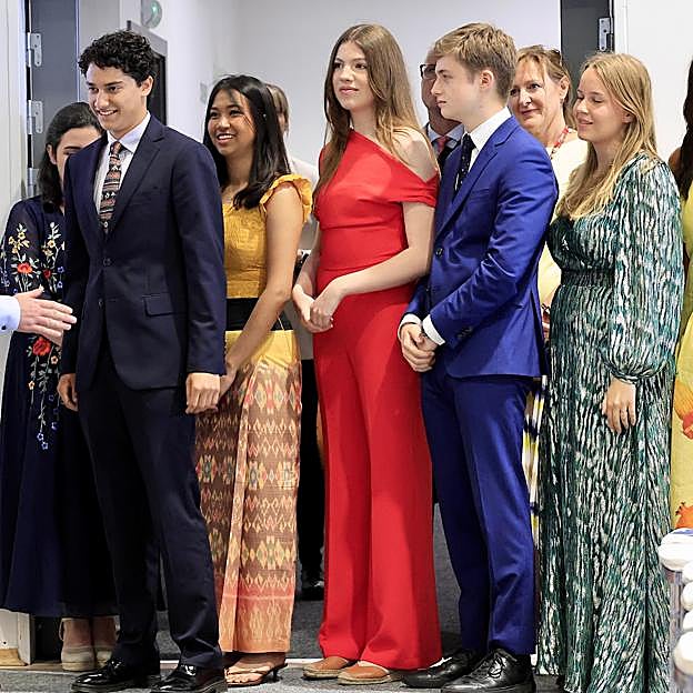 La infanta Sofía junto a sus compañeros graduados en el la UWC Atlantic College de Gales.