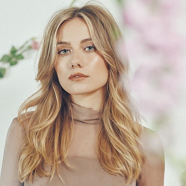 Producción: Salón Cheska. Fotografía: Erea Azurmendi. Estilismo: Verónica Suárez. Maquillaje y peluquería: Salón Cheska.