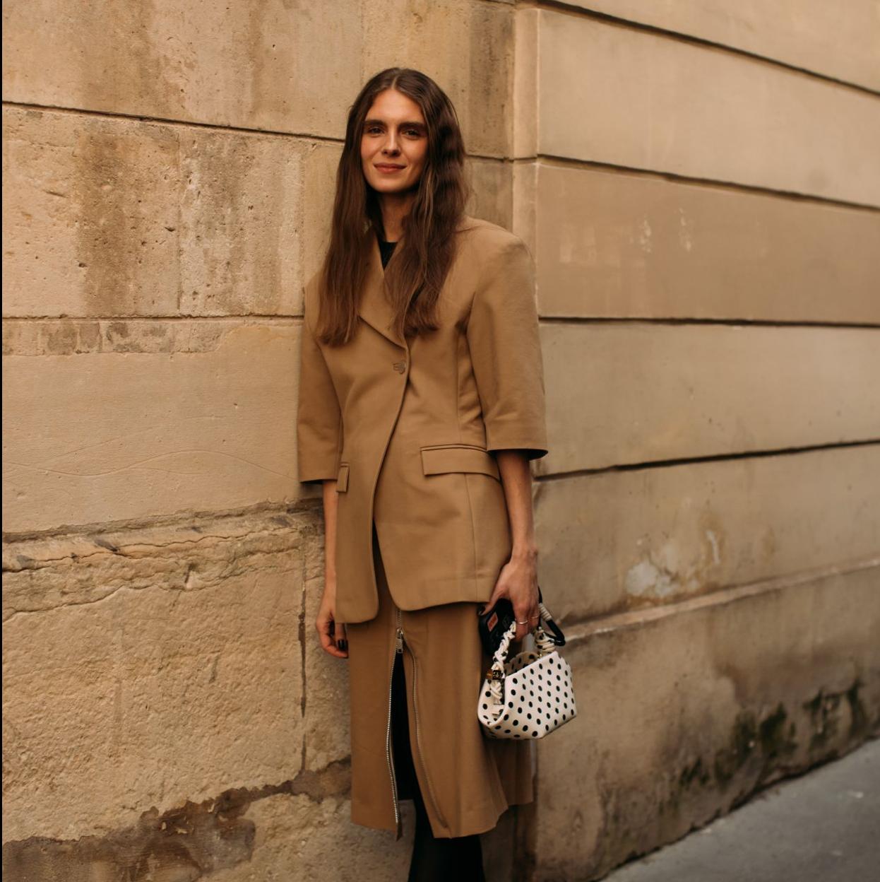 Un look de street style con una blazer.