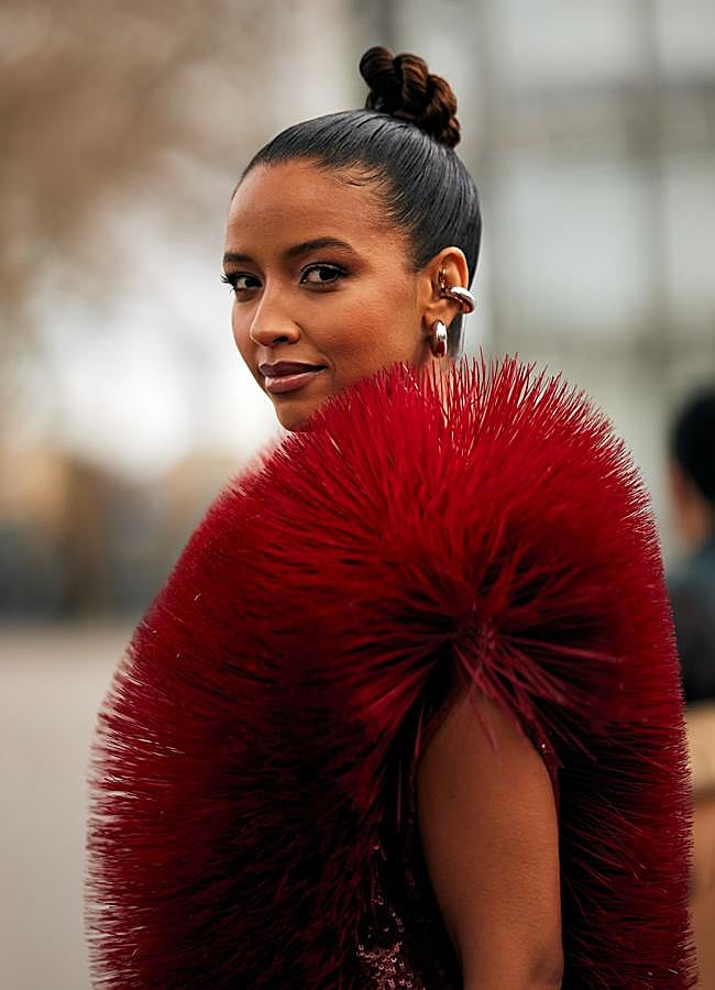 Imagen - Mujer con moño trenzado/LAUNCHMETRICS SPOTLIGHT