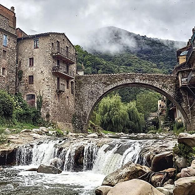 Girona tiene un pueblo escondido entre montañas perfecto para un fin de semana de desconexión: casas de piedra y naturaleza en Las Guillerías