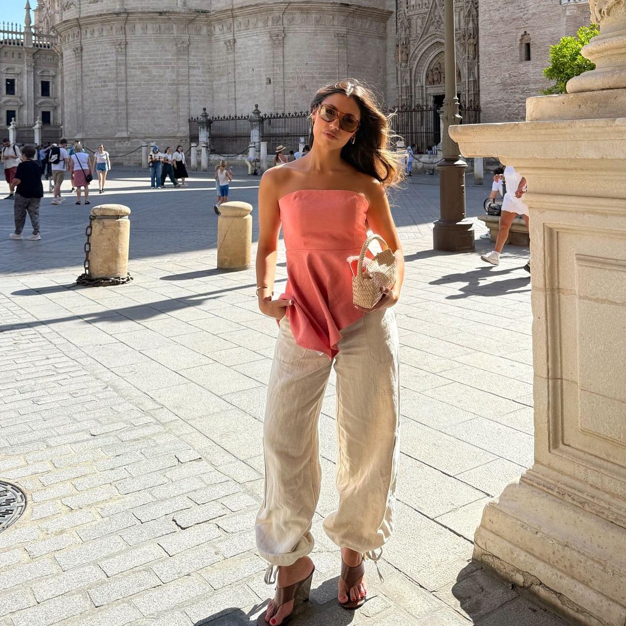 Influencer con pantalones bombachos