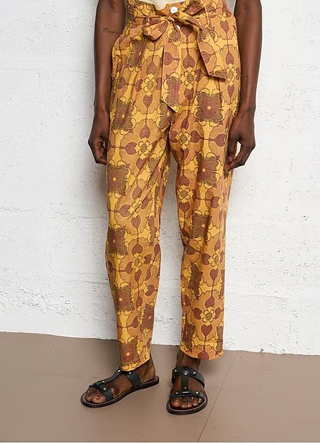 Imagen - Pantalón con cinturón de algodón marrón y amarillo de Antik Batik, 220 euros. 