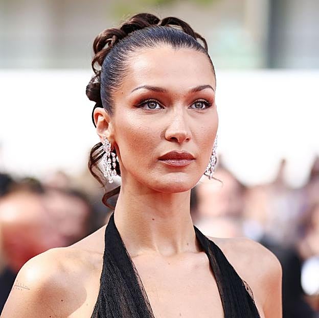 Si tengo el pelo rizado, cómo me peino para una boda: los peinados y recogidos que recomiendan los expertos