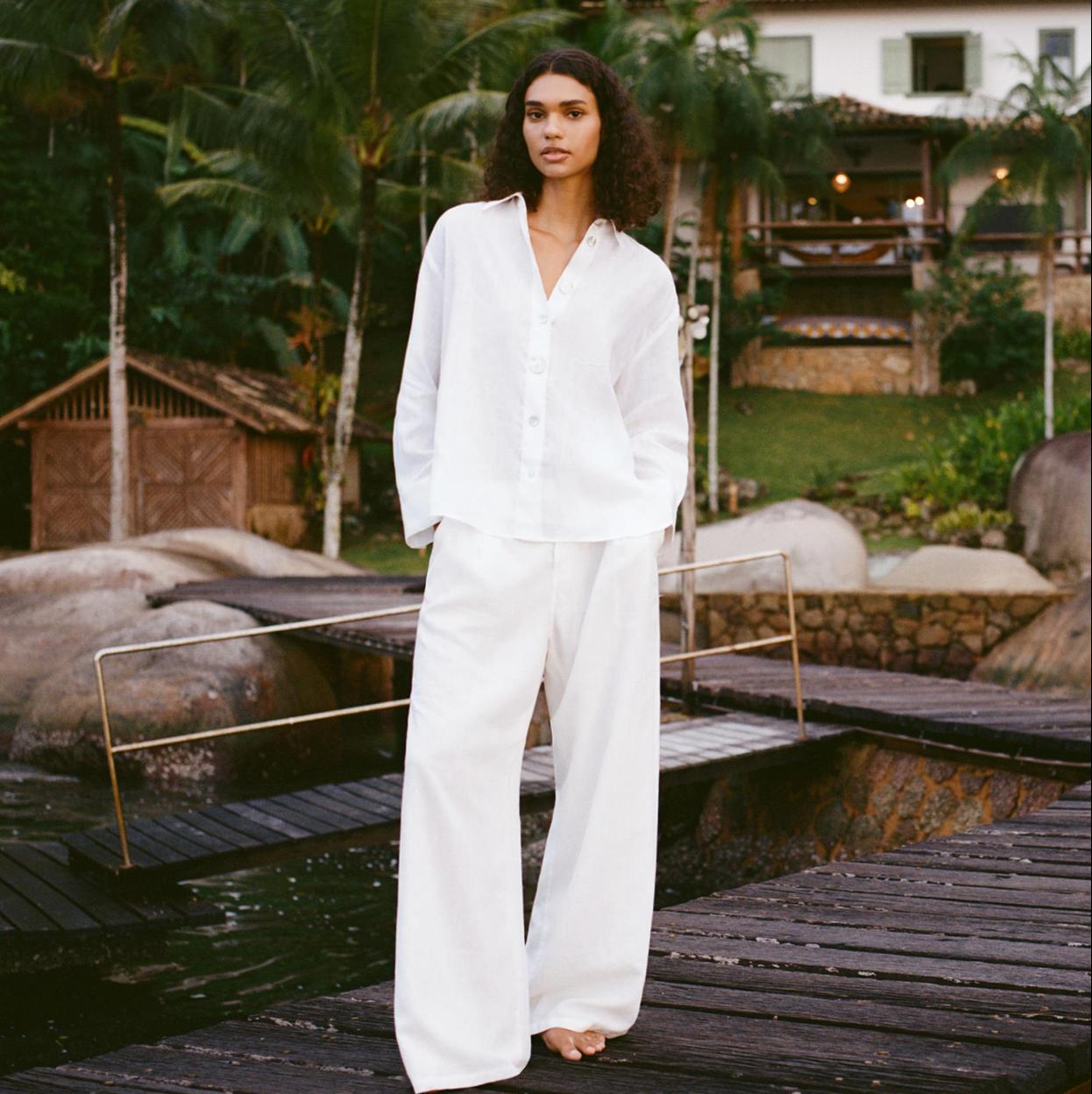 Ante la duda, apuesta por un pantalón de color blanco. Un básico muy versátil que te resolverá mil y un look de verano.