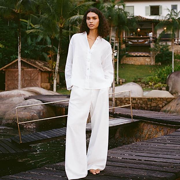 El pantalón blanco es el básico imbatible que tienes que tener este verano