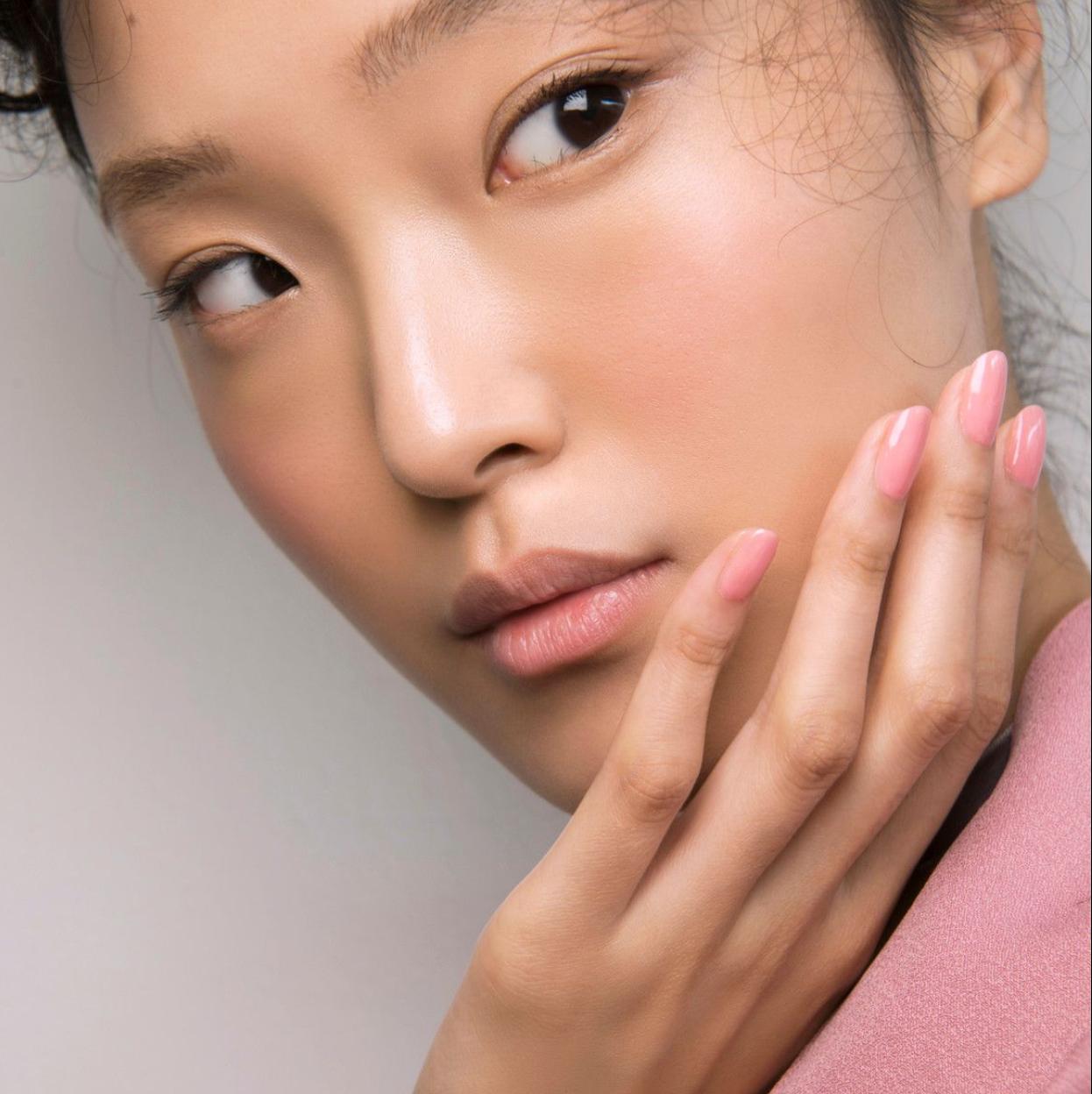 Modelo con uñas de jabón