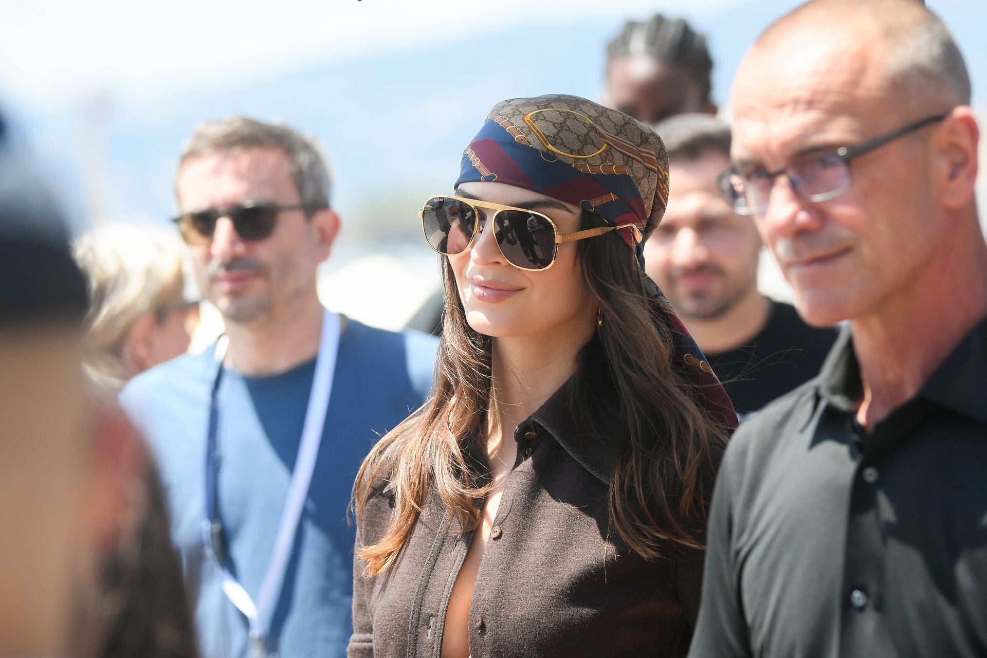 Emily Ratajkowski con un pañuelo de Gucci.