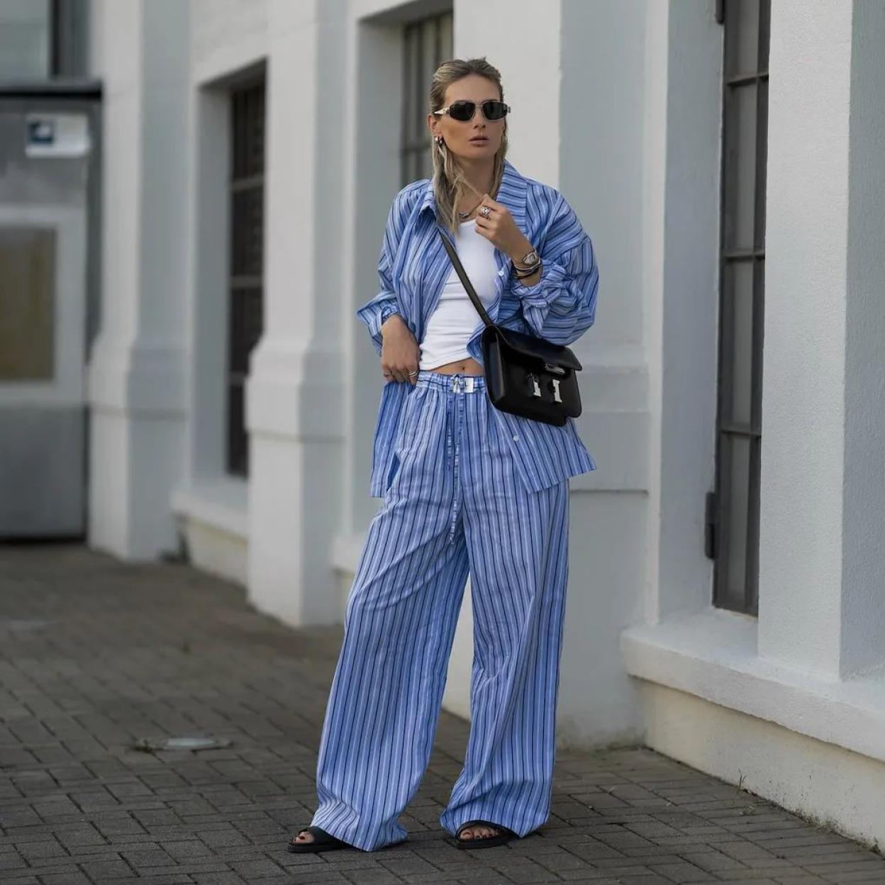 Influencer con conjunto de rayas