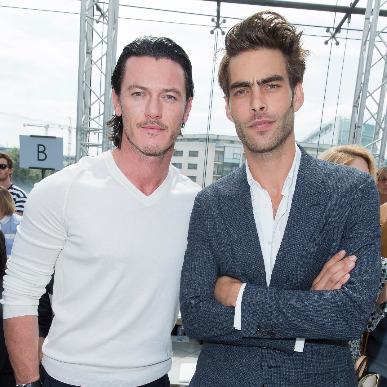 Luke Evans y Jon Kortajarena posan juntos en París en 2014. 