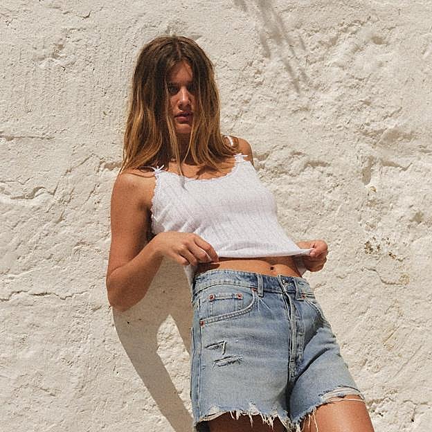Pantalones cortos vaqueros 2025: los diseños que arrasarán esta temporada antes de que llegue el verano