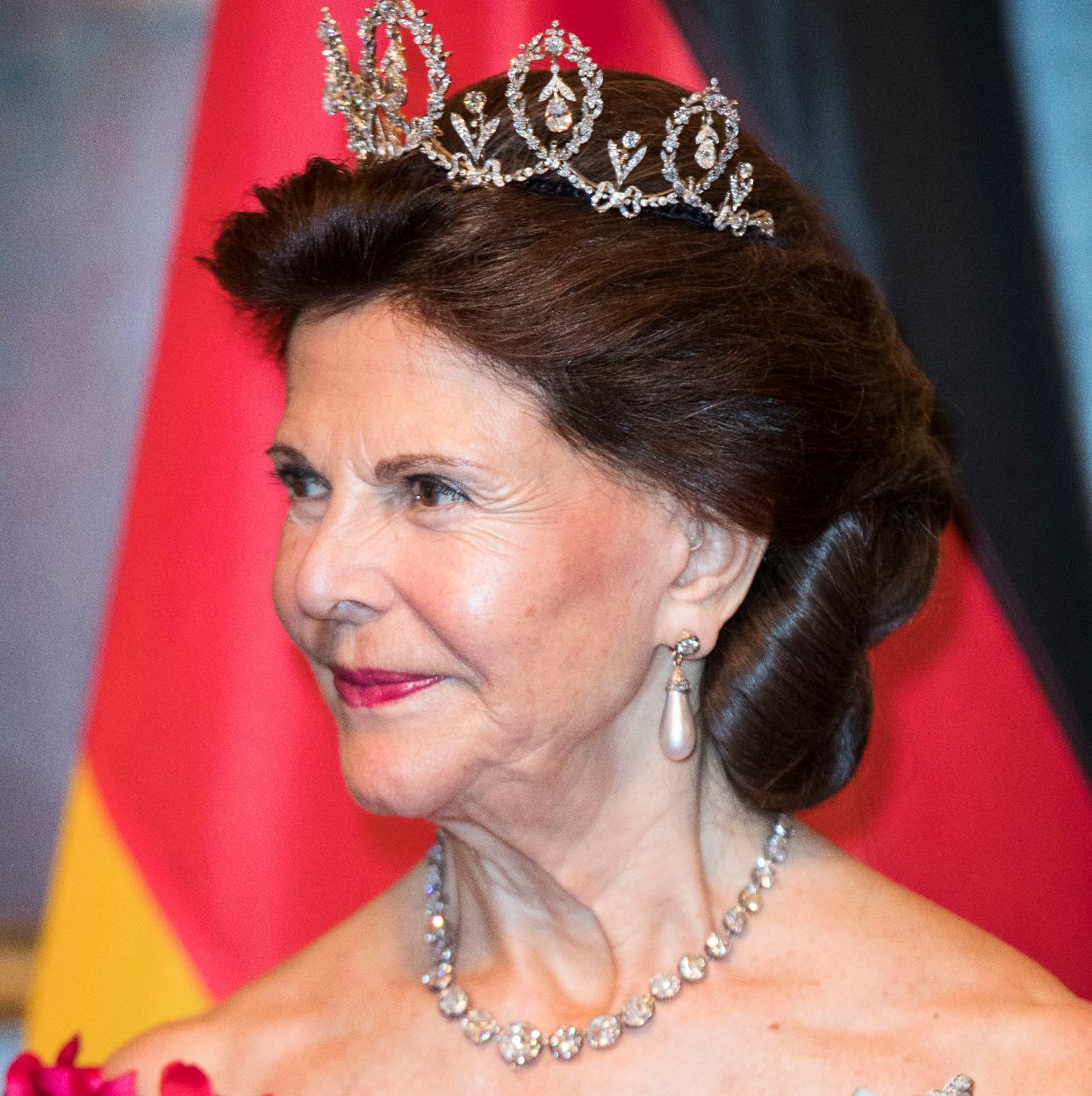 La reina Silvia de Suecia, luciendo una de las tiaras más valiosas de su joyero. 
