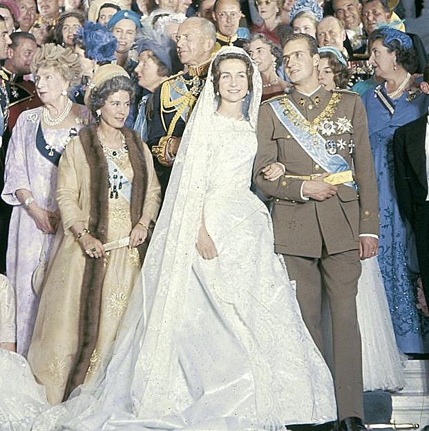 Don Juan Carlos y doña Sofía, junto a sus invitados en el Palacio Real de Atenas. 