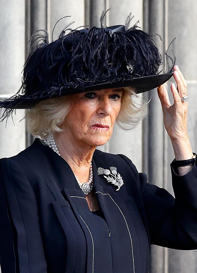 Imagen - Camilla con el broche del cardo de diamantes que le regaló Isabel II. Foto: Getty.