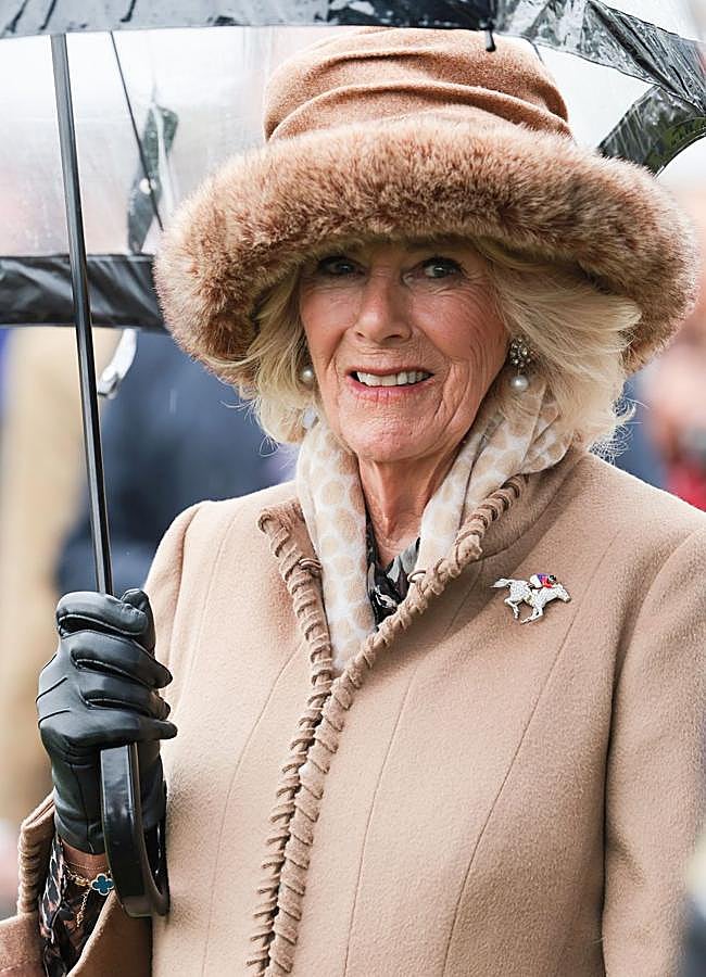 Imagen - La reina Camilla con su broche del caballo en las carreras de Cheltenham. Foto: Getty.