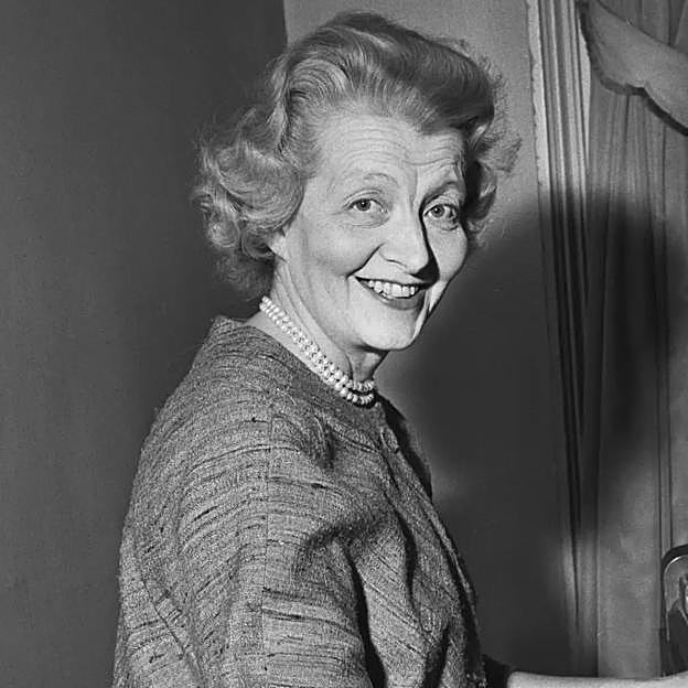 Lady Fermoy junto a su piano en su casa.