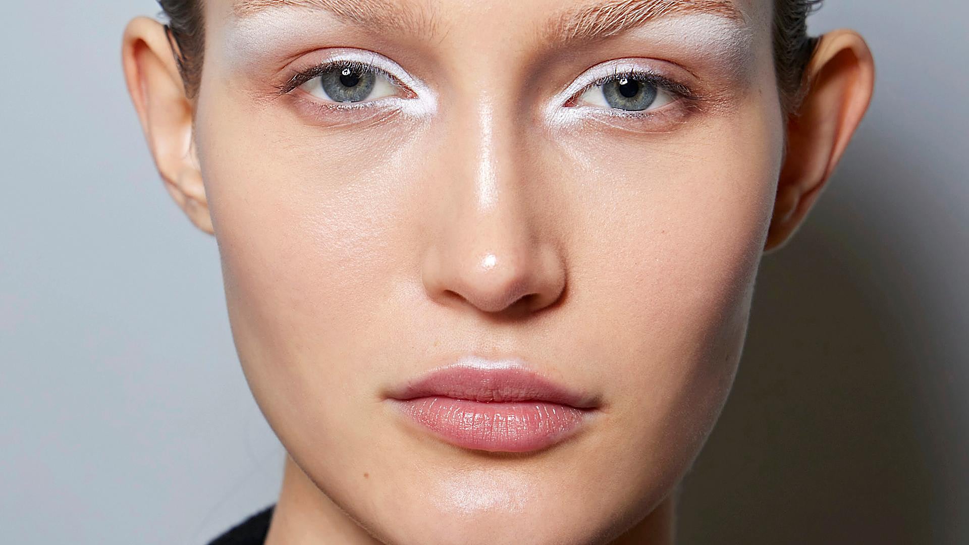 El maquillaje de ojos blanco que suaviza las ojeras y las arrugas del contorno