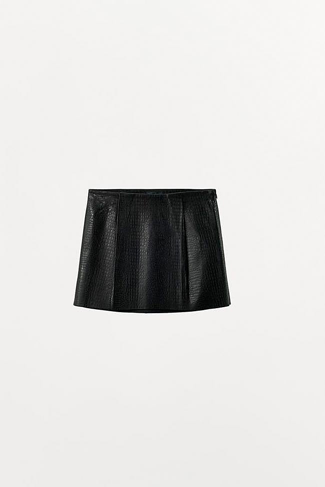 Falda mini recta en piel de Zara.