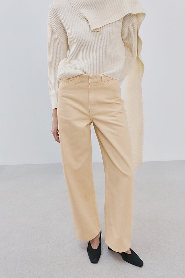 Vaqueros vainilla de Mango (29,99 euros)