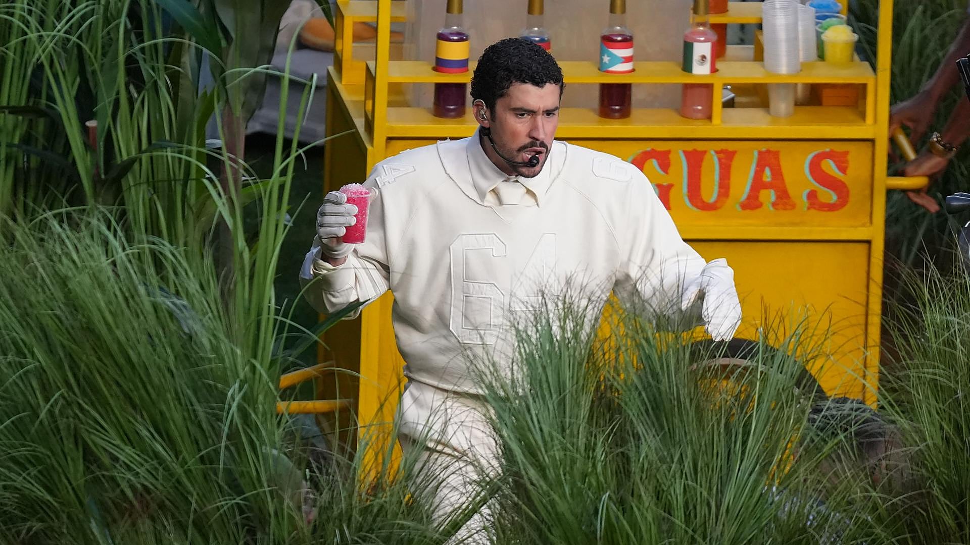 IKEA arrasa en Instagram con los arbolitos del show de Bad Bunny en la Super Bowl: «Benito, se te han quedado algunos en el banquillo»
