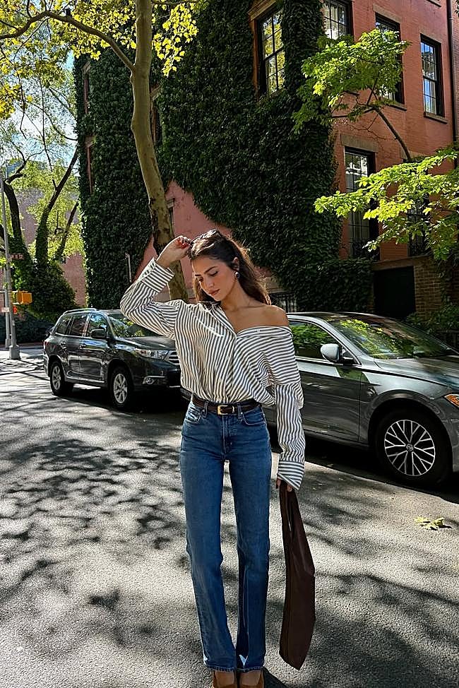 Influencer con camisa de rayas