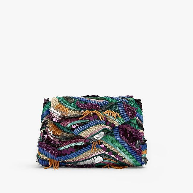 Clutch bordado multicolor de Parfois, 32,99 euros.
