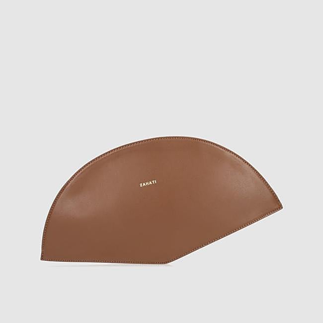 Clutch marrón semicircular de Zahati, 149 euros.