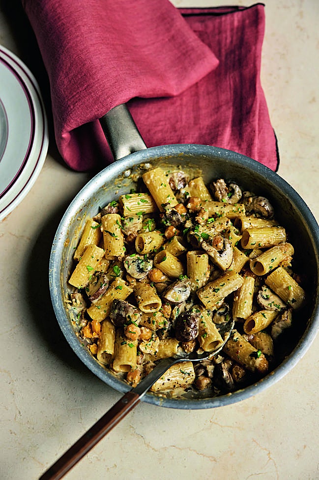 Rigatoni con champiñones cremosos y garbanzos crujientes, una de las recetas de Mateo Zielonka en Pasta, pronto.