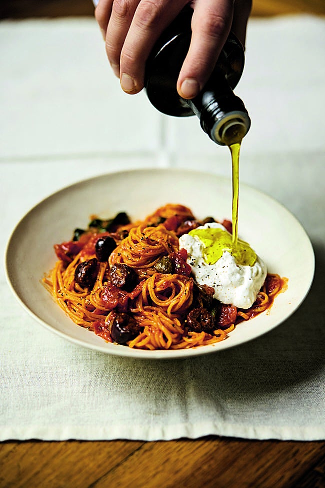 Tagliarini alla Puttanesca, una receta del libro de Mateo Zielonka, Pasta, pronto.