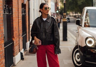 Los pantalones rojos son la compra inesperada de mayo: cómo llevarlos sin parecer demasiado atrevida