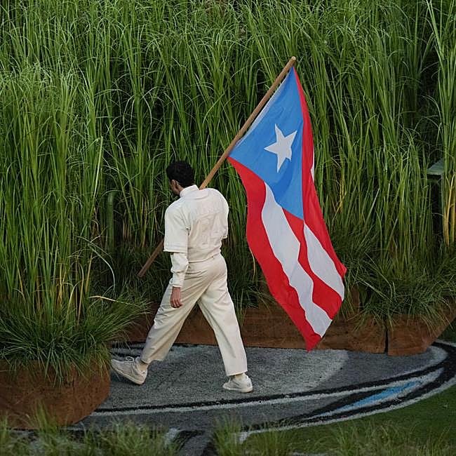 Bad Bunny con la bandera de Puerto Rico durante la actuación de la Superbowl del pasado mes de febrero.