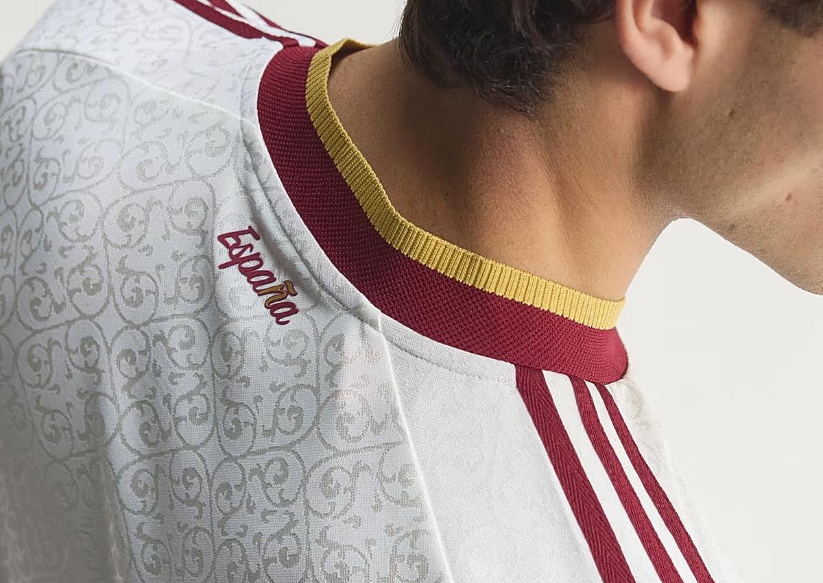 Imagen secundaria 1 - Detalles de la camiseta de España.