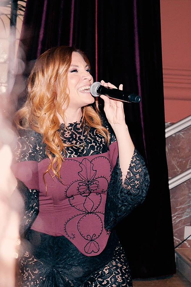 La cantante Leire Martínez con un look de Langarica.