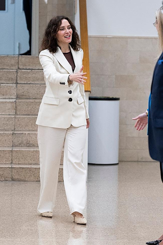 Isabel Díaz Ayuso con un traje blanco.