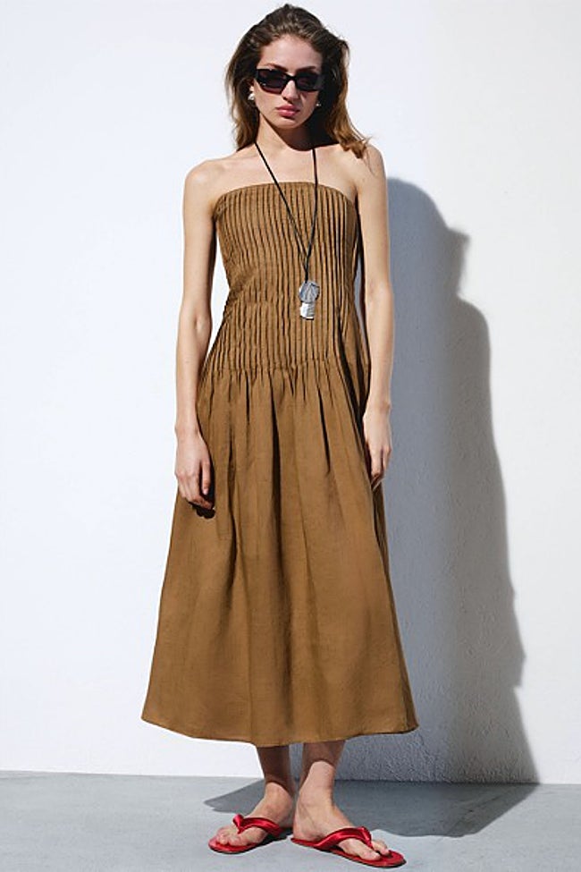 Vestido con escote palabra de honor de Mango