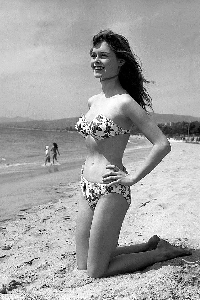 Brigitte Bardot con el famoso bikini de flores.