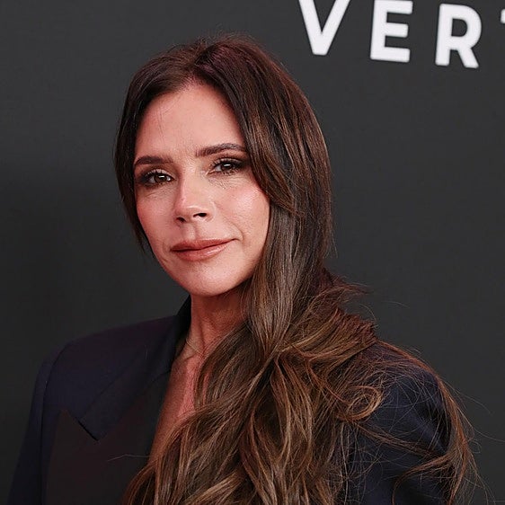 Victoria Beckham tiene el maquillaje de ojos efecto lifting que mejor sienta a los 50: trucos para una mirada despierta sin cirugía
