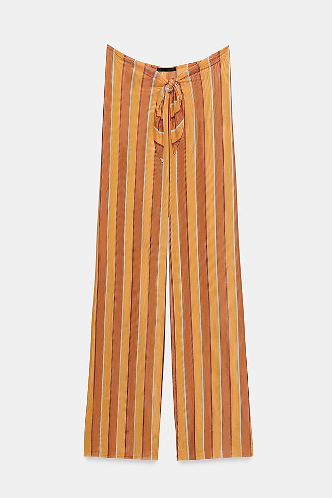 Pantalón con estampado de rayas de Zara (29,99 euros)