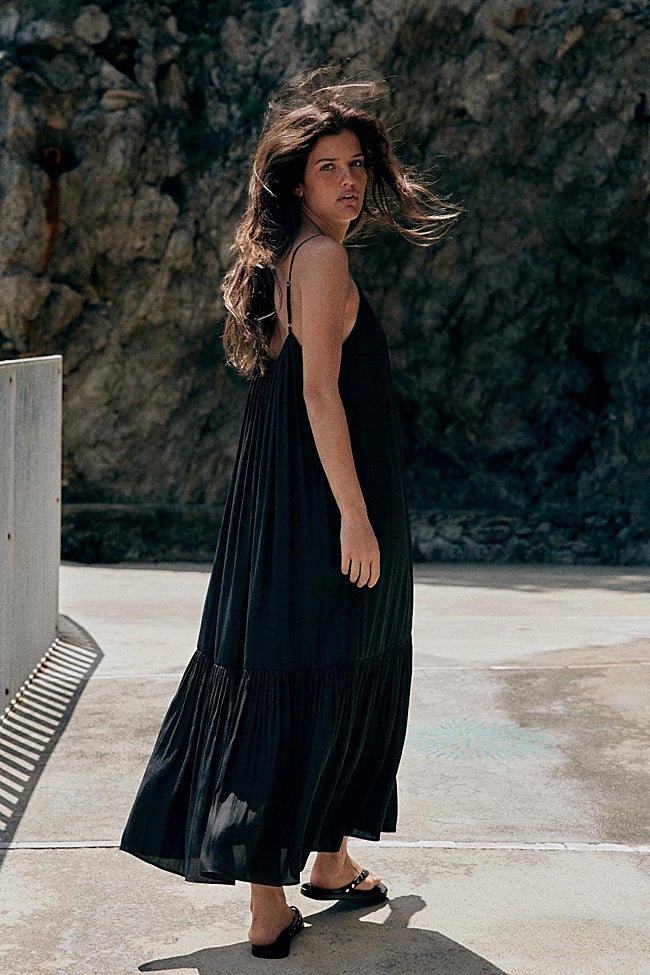 Vestido negro de Zara (29,99 euros)