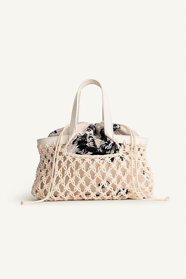 Bolso red de la colección SRPLS FLWRS de Zara.