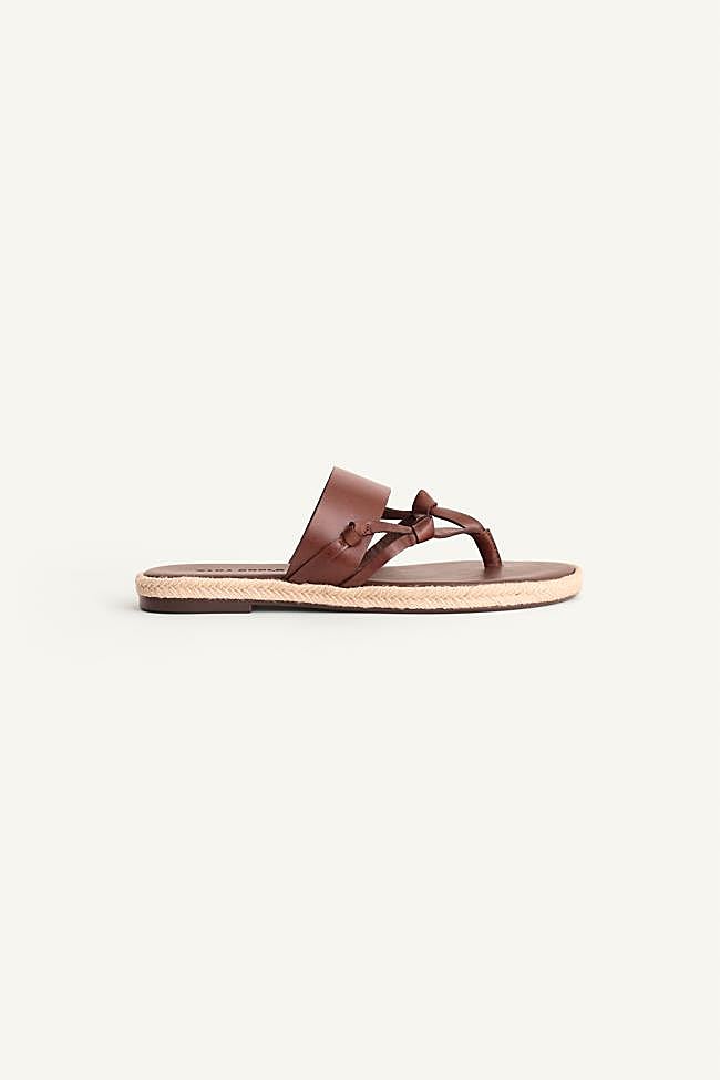 Sandalias de rafia y cuero marrón de la colección SRPLS FLWRS de Zara.