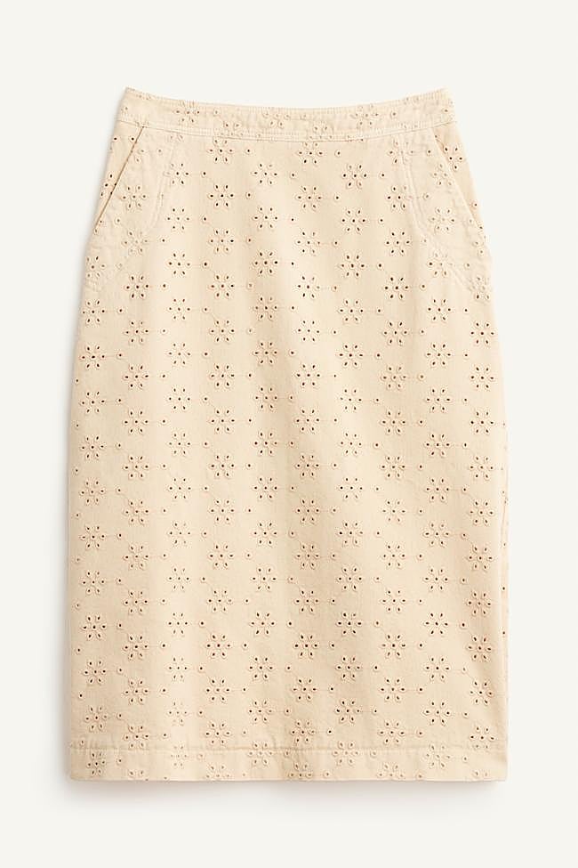 Falda en crudo con bordados de la colección SRPLS FLWRS de Zara.